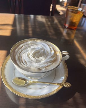 Bir kaşık ve kaşıkla bir fincan kahve.