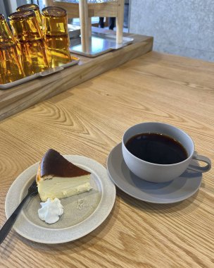 Kremalı ve kahveli lezzetli çikolatalı kek.