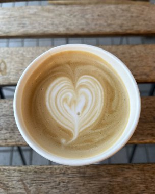 sıcak latte kahve dükkandaki masanın üstünde.