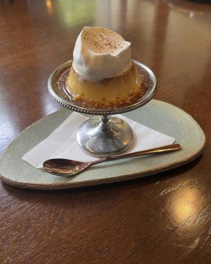 Tabağında krema olan lezzetli bir dondurma.