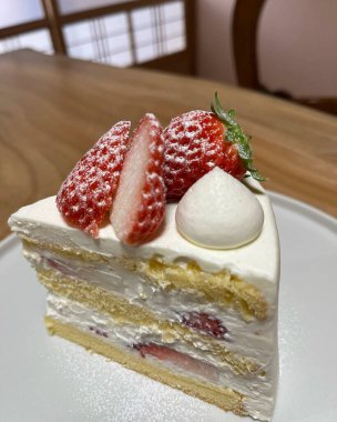 Çilekli kek, çilekli ve naneli.