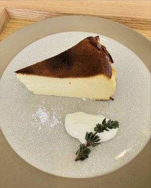 Kremalı ve dutlu peynirli kek.