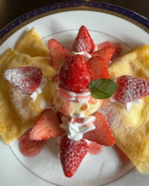 çilek ile lezzetli krepler