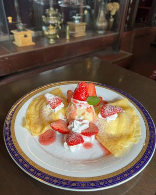 Çilekli ve naneli dondurma.