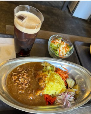 Bir tabak pilavın mutfak fotoğrafı.