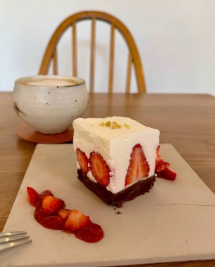 Tabakta çilekli ve kremalı pasta