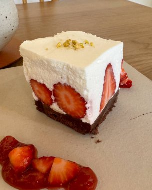 Çilekli ve kremalı lezzetli çikolatalı pasta.