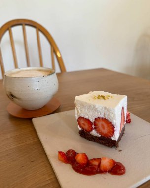 Çilekli kek ve kahve.