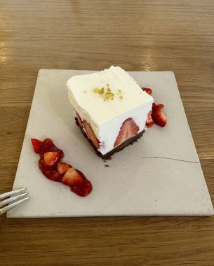 Kremalı ve dutlu lezzetli pasta.