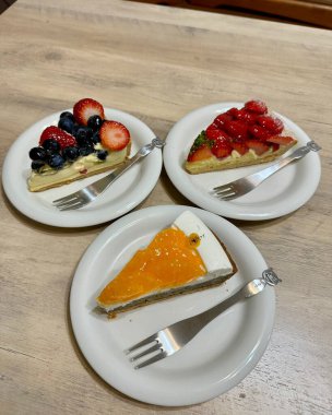 Bir dilim çilekli pastanın yakın plan çekimi.