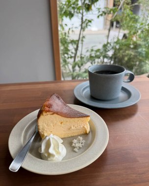Bir fincan çay ve bir dilim cheesecake.