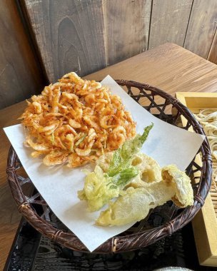 Patates ve sebzeli kızarmış balık.