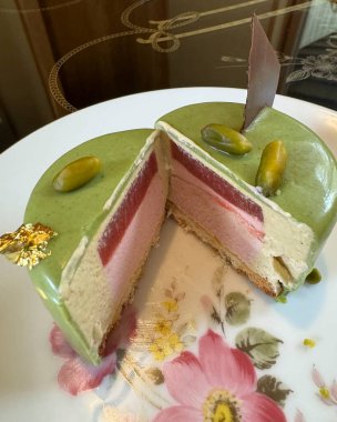 Kremalı ve dutlu lezzetli çikolatalı pasta.