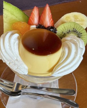 Meyveli dondurma ve beyaz tabak.