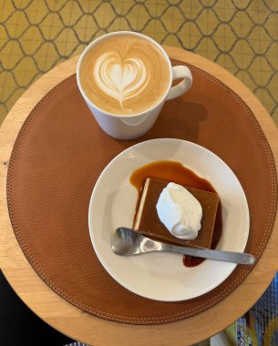 Kahve ve bir parça ekmek.