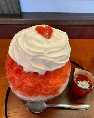 Dondurma ve reçelli lezzetli pasta.