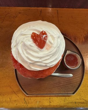 Kremalı ve kremalı çilekli kek..