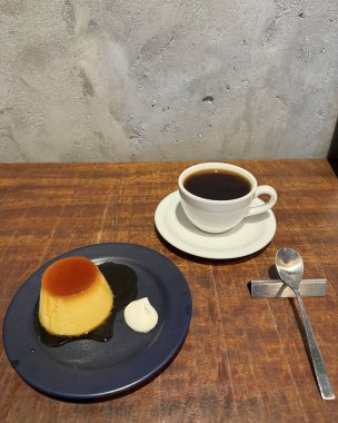 Restorandaki masada kahve ve kek var..