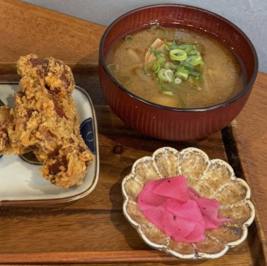 Japon mutfağı. Kızarmış tavuk masada.