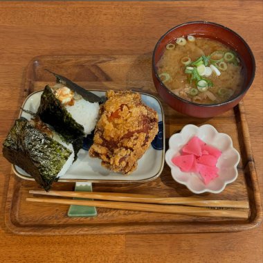 Japon mutfağı. Balık ve sebzeli pirinç eriştesi.