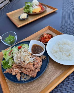 Pirinç ve sebzeli kızarmış balık.