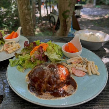 Biftek sebze ve sos ile