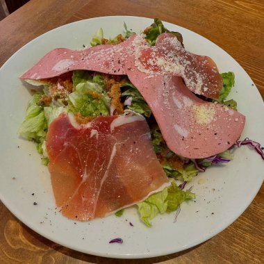 Et ve peynirli salata.