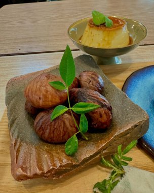 Kremalı ve fındıklı lezzetli çikolatalı pasta.