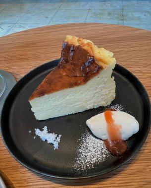 Bir parça kremalı ve bir parça çikolatalı kek.