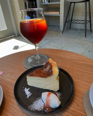 Bir bardak kahve ve bir bardak limonlu kokteyl.