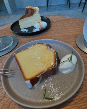 Bir dilim pastayla lezzetli ve sağlıklı bir tatlı.