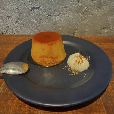 Tatlı tatlı karamel ve çikolatalı pasta.