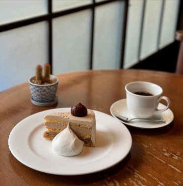 Kahve ve çayla çikolatalı kek.