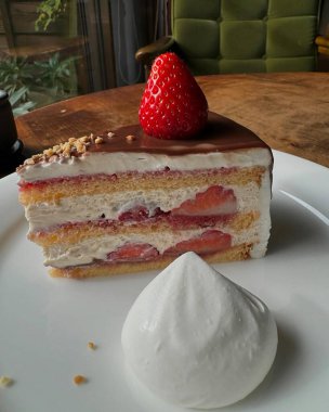 bir tabakta Çilekli pasta