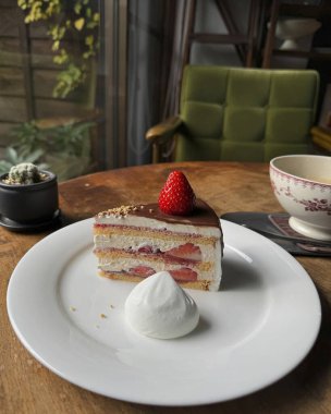 Çilek reçelli bir dilim pasta..