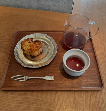 Tahta tepside bir fincan çay ve bir bardak kahve.