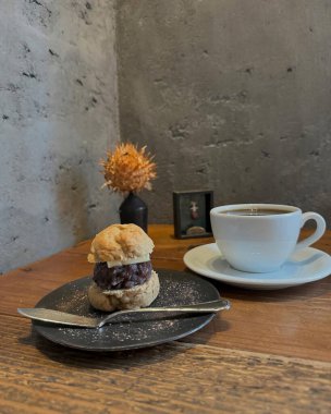 Kahve ve kurabiye ile bir fincan kahve.