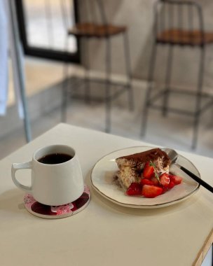 Bir fincan kek ve bir bardak kahve.