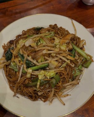 Kızarmış Çin eriştesi ve kızarmış tavuk, Çin yemeği stili.