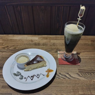 Bir fincan kahve ve bir bardak süt.