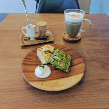 Tahta masada kahve ile nefis bir pasta.