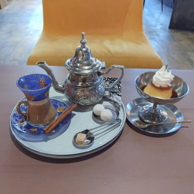 Bir fincan kahve ve bir fincan çay.