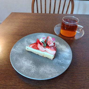 Bir parça kek ve bir fincan çay.