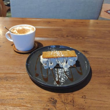 Çikolatalı ve kremalı lezzetli bir pasta.