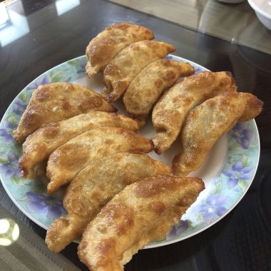 Tabakta kızarmış tavuk kanadı