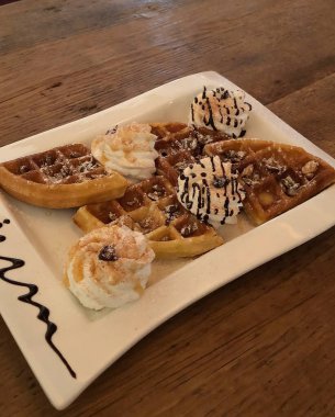 Dondurmalı waffle ve tabakta krema.