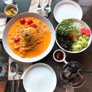 Tavuk ve sebzeli spagetti.