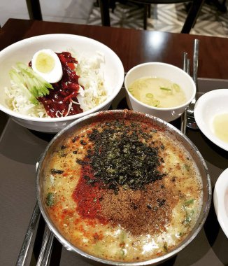 Lezzetli Asya yemeklerinin yakın görüntüsü