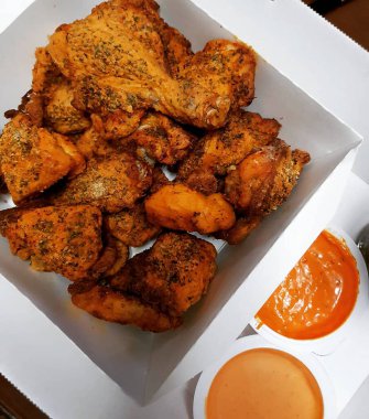 Soslu kızarmış tavuk kanadı.