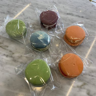 Dükkanda renkli kurabiye ve çikolata var.